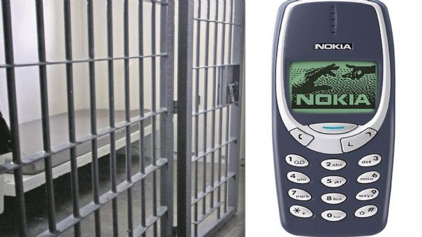 Equipo médico extrae un teléfono móvil del estómago de un preso en Kosovo