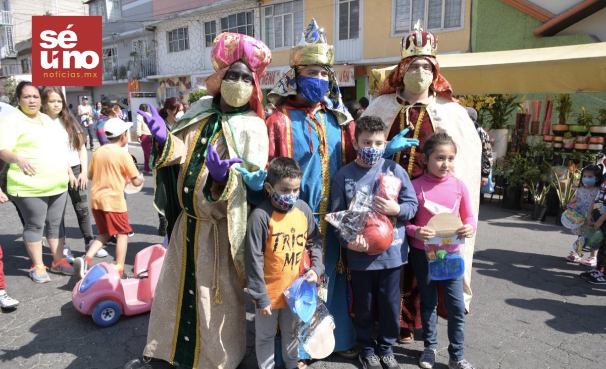 Neza celebra el Día de Reyes con payasos y juguetes