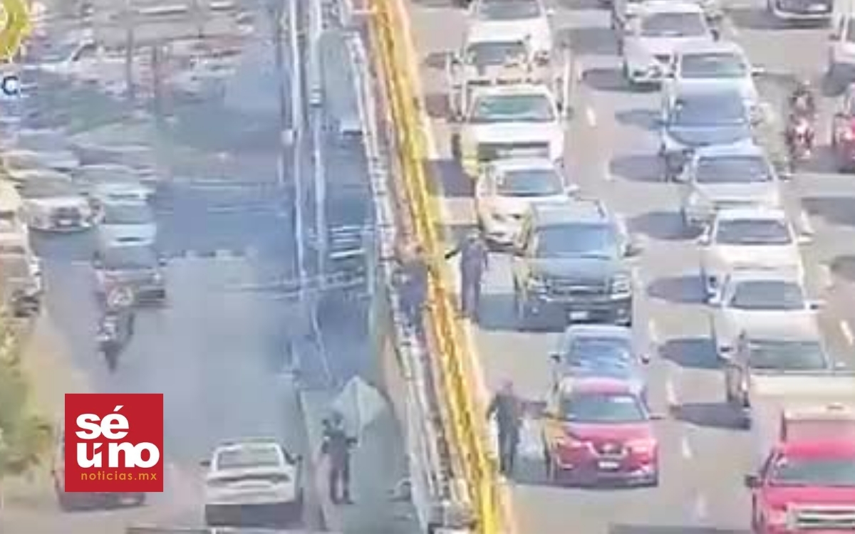 Policías evitan que un hombre se quite la vida en puente vehicular de ...