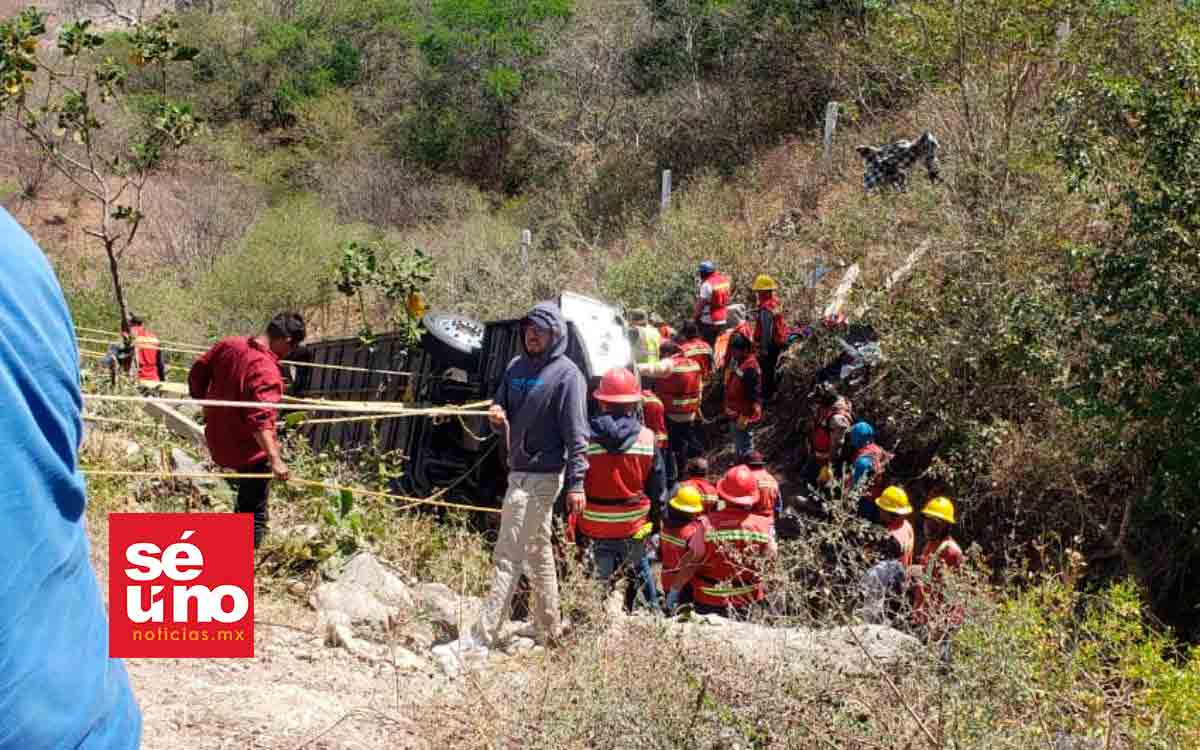 Tragedia en Oaxaca: 18 muertos y 36 heridos tras volcadura de autobús